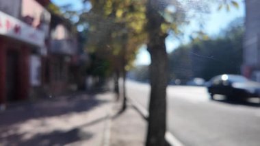 Şehir arka planı. Şehir arkaplanlı bulanık video. Arabalar sokaklarda gezer. İnsanlar şehirde yürür. şehir gelişimi. 