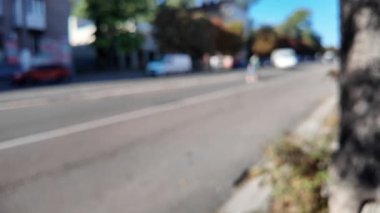 Şehir arka planı. Şehir arkaplanlı bulanık video. Arabalar sokaklarda gezer. İnsanlar şehirde yürür. şehir gelişimi. 