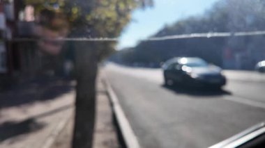 Şehir arka planı. Şehir arkaplanlı bulanık video. Arabalar sokaklarda gezer. İnsanlar şehirde yürür. şehir gelişimi. 