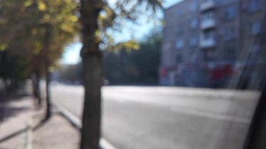 Şehir arka planı. Şehir arkaplanlı bulanık video. Arabalar sokaklarda gezer. İnsanlar şehirde yürür. şehir gelişimi. 