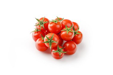 Beyaz arka planda izole edilmiş taze kırmızı kiraz domatesleri.