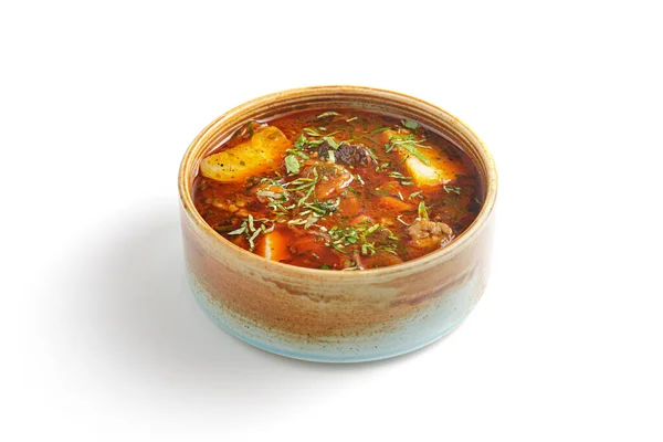 白い背景にセラミック鍋でスープ — ストック写真