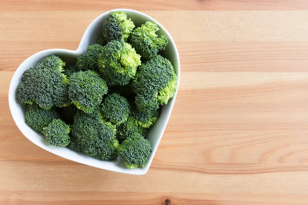 Flat Lay Fresh Raw Broccoli Heart Shaped Bowl Copy Space Fotos de stock libres de derechos