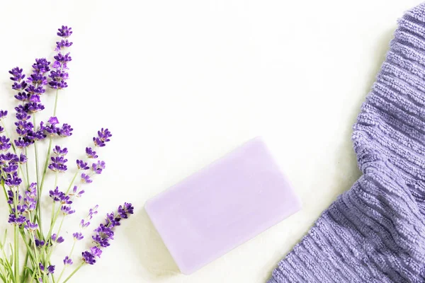 新鲜的淡紫色花 配淡紫色浴皂 免版税图库图片