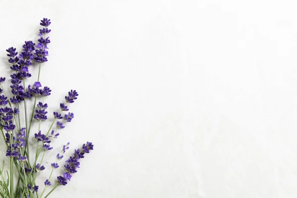 Lavendelblüten Auf Marmoroberfläche Mit Kopierraum lizenzfreie Stockbilder