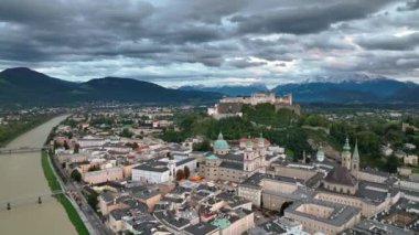 Salzburg Avusturya hava manzaralı Salzburg kale nehir eski kasaba 4k gün batımından sonra ufuk çizgisi