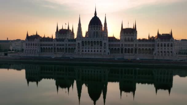 Освещенное Здание Венгерского Парламента Рекой Дунай После Захода Солнца Будапеште — стоковое видео