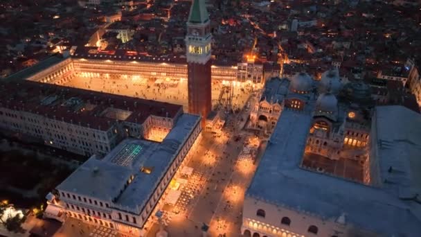 旧城鸟瞰威尼斯大运河大教堂的4K空中无人驾驶图像 威尼斯意大利的天空在日落的时候是彩色的 意大利 — 图库视频影像