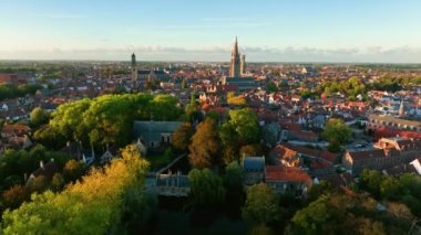 Bruges Çan Kulesi, Belçika 'nın merkezinde bulunan bir ortaçağ çan kulesidir. 4k