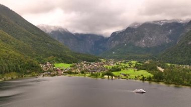 Hallstatt yakınlarındaki ünlü Obertraun şehrinin ve güzel gölünün hava manzarası. Avusturya