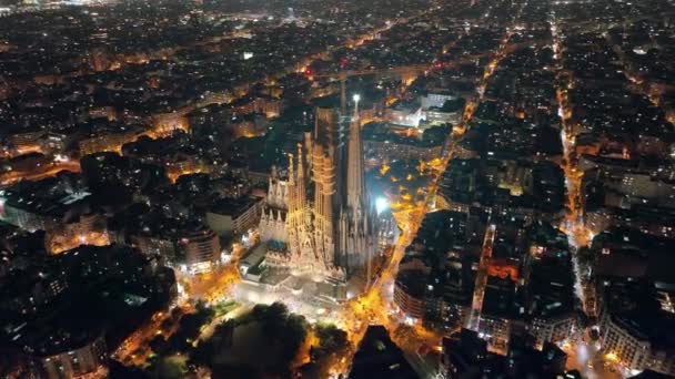 スペインのカタルーニャ州バルセロナにある寺Expiatori Sagradaファミリア 夜にガウディの建築の傑作を飛び回る Uhd — ストック動画