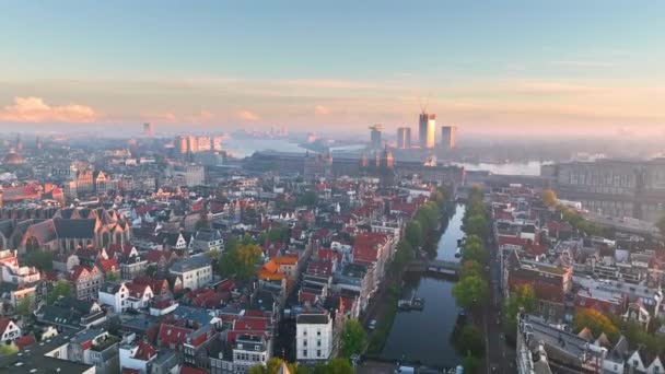 荷兰阿姆斯特丹名胜古迹的空中景观 运河和旧中心区的景观 阿姆斯特丹中央火车站 — 图库视频影像