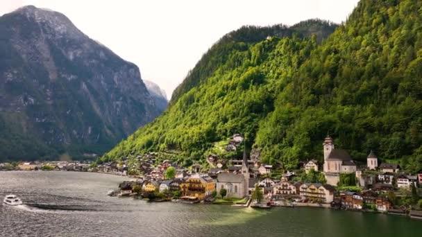 Luftaufnahme Des Österreichischen Bergdorfes Hallstatt Und Hallstatter See Sommerzeit Salzkammergut — Stockvideo