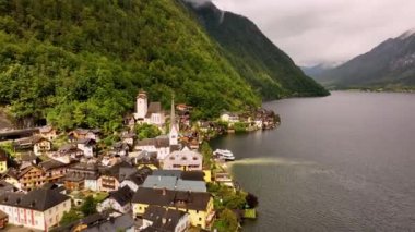 Avustralya dağ köyü Hallstatt ve Hallstatter Gölü 'nün havadan görünüşü. Yaz zamanı. Salzkammergut, Avusturya.