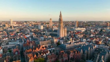Antwerp 'in 4K şehir manzarası, Lady Antwerp' in Gotik tarzı tarihi katedrali ve Belçika 'nın tarihi merkezi, Avrupa