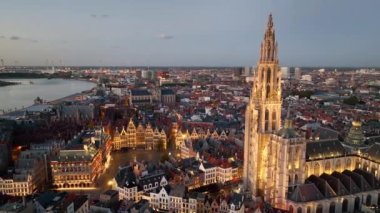 Antwerp 'in 4K şehir manzarası, Lady Antwerp' in Gotik tarzı tarihi katedrali ve Belçika 'nın tarihi merkezi, gece Avrupa manzarası