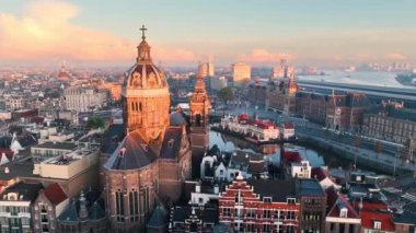 Amsterdam, Hollanda 'nın ünlü yerlerinin hava manzarası. Kanal ve eski merkez bölge manzarası. Amsterdam Merkez Tren İstasyonu