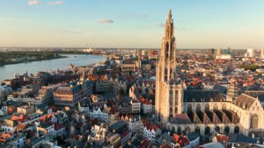 Antwerp 'in 4K şehir manzarası, Lady Antwerp' in Gotik tarzı tarihi katedrali ve Belçika 'nın tarihi merkezi, Avrupa