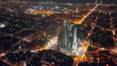 Barcelona, Katalonya, İspanya 'daki Sagrada Familia Tapınağı. Gaudi 'nin mimari şaheseri UHD, 4K' nin etrafında uçuyor.