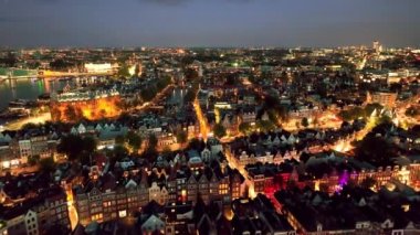 Amsterdam, Hollanda 'nın ünlü yerlerinin hava manzarası. Kanal ve eski merkez bölge manzarası. Gece görünümü