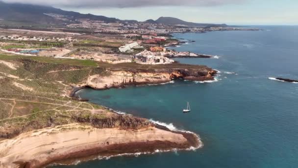 スペイン カナリア諸島のテネリフェ島にあるLa Caleta Adejeビーチを飛ぶドローン — ストック動画
