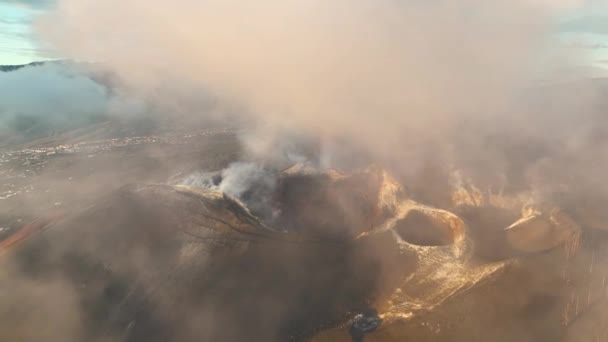 カンブル ビエハの火山 白黒煙の噴煙とカナリア諸島の灰で日没のラ パルマの空中ビュー — ストック動画