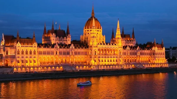 Освещенное Здание Венгерского Парламента Рекой Дунай После Захода Солнца Будапеште — стоковое фото