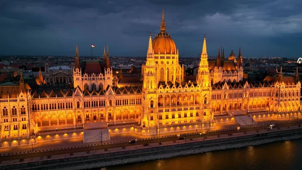 Megvilágított Magyar Parlament Épülete Dunával Naplemente Után Budapesten Légi Drónra — Stock Fotó
