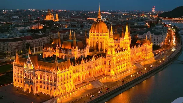 Iluminado Parlamento Húngaro Edifício Com Rio Danúbio Após Pôr Sol — Fotografia de Stock