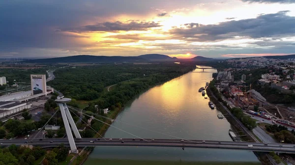 Drone Vliegen Verlichte Bratislava Castle Tijdens Epische Zonsondergang Luchtfoto — Stockfoto