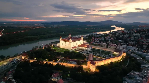 Drone Voando Iluminado Castelo Bratislava Bratislavsky Hrad Vista Panorâmica Aérea — Fotografia de Stock