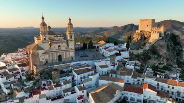 İspanya 'nın Cadiz ilindeki Olvera' daki Beyaz Köy 'de Castillo de Olvera Kulesi' nin hava görüntüsü
