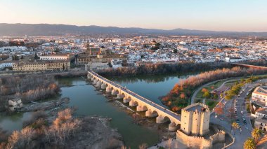 İspanya, Cordoba 'daki Alcazar' ın hava manzarası. Günbatımında Cordoba 'daki Cami-Katedrali üzerinde uçmak, İspanya