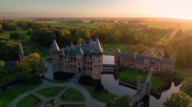 Kasteel de Haar Utrecht Hollanda 'nın havadan görünüşü, Haar Hollanda Şatosu' ndaki eski tarihi bahçe Utrecht 'in günbatımında 4K' da bir insansız hava aracıyla..
