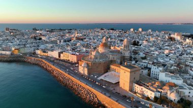 Günbatımında Cadiz 'deki eski katedralin hava manzarası, Endülüs, İspanya