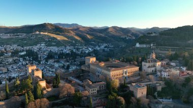 İspanya 'daki Granada, Endülüs' teki Alhambra sarayı ve kalesinin hava görüntüleri..