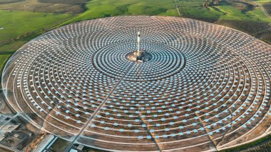İspanya, Sevilla 'daki güneş santralinin havadan görüntüsü. Yenilenebilir enerji. Güneş enerjisi. Yeşil enerji.