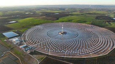 İspanya, Sevilla 'daki güneş santralinin havadan görüntüsü. Yenilenebilir enerji. Güneş enerjisi. Yeşil enerji.