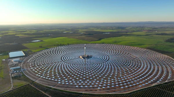 西班牙塞维利亚太阳能发电厂的空中景观 可再生能源 太阳能 绿色能源 图库照片