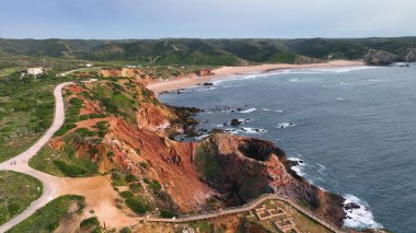 Carrapateira 'daki Atlantik Okyanusu' ndaki dalgaların hava görüntüsü. Kızıl dağlar ve Algarve kıyıları Avrupa 'yı dolaşır Portekiz