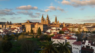 Santiago de Compostela 'nın ünlü katedralinin hava manzarası. İspanya 'nın kuzeyinde, St. James Yolu' nda. İspanya