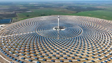 İspanya, Sevilla 'daki güneş santralinin havadan görüntüsü. Yenilenebilir enerji. Güneş enerjisi. Yeşil enerji.
