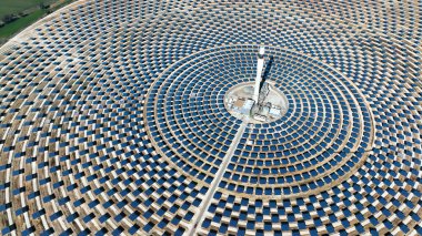 İspanya, Sevilla 'daki güneş santralinin havadan görüntüsü. Yenilenebilir enerji. Güneş enerjisi. Yeşil enerji.