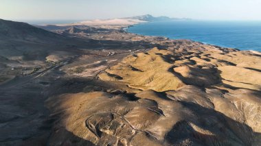 Mirador Astronomico de Sicasumbre dağlarının havadan görünüşü. Fuerteventura Adası. İspanya