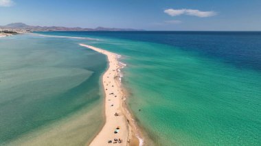 İspanya, Fuerteventura Kanarya Adası 'ndaki altın kum ve kristal deniz suyunun havadan görünüşü. Plaj Playa de Sotavento