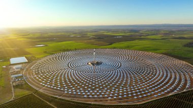 İspanya, Sevilla 'daki güneş santralinin havadan görüntüsü. Yenilenebilir enerji. Güneş enerjisi. Yeşil enerji.