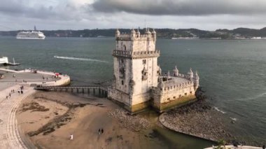 Belem Kulesi, Torre de Belem, Saint Vincent Kulesi 'nin 4k hava manzarası Lizbon Portekiz belediyesinde güçlendirilmiştir.