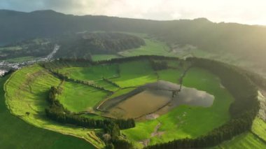 Sete Cidades 'in resimli cenneti havadan çekildi. Volkanik kraterler ve çarpıcı göller Sao Miguel Adası, Azores, Portekiz