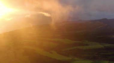 4k Drone Atlantik Okyanusu, Azores, Portekiz, Avrupa 'daki Sao Miguel adasının yeşil dağları üzerinde uçuyor. Ada alanını kaplayan yeşil çayırların genel manzarası