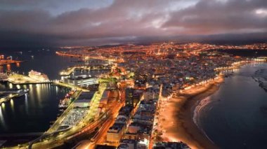 Kanarya Adaları 'nın başkenti Las Palmas de Gran Canaria' nın 4k hava manzarası. İspanya. Playa de Las Canteras plajı